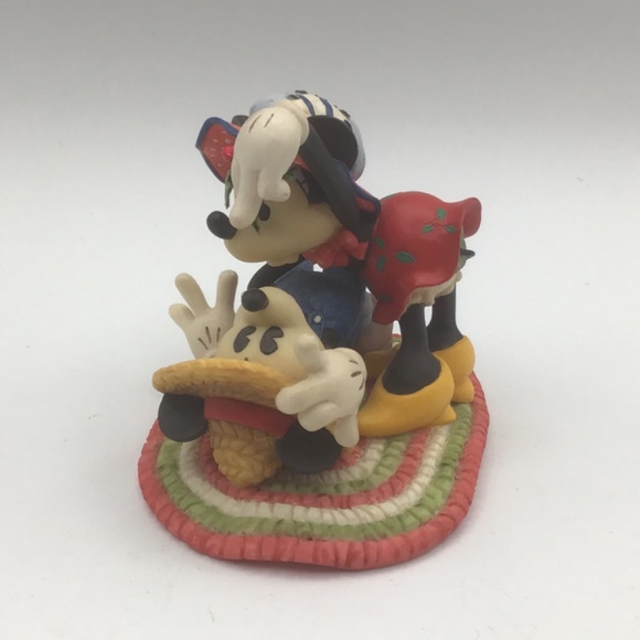 Vintage Disney Mickey & Minnie “kiss Under the Mistletoe” figurine by Enesco . - Picture 3 of 8
